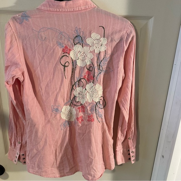 Ariat women’s fitted western style with flower embroidery dark pearl snaps - Picture 6 of 13